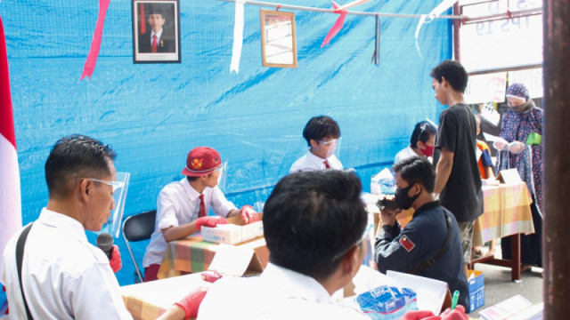 Rindu Sekolah, Petugas KPPS di Palu Memilih Pakai Seragam SD (7064)