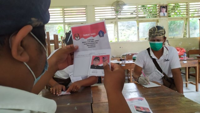 Proses penghitungan suara di TPS Badung Selatan, Bali dimana calon tunggal berhadapan dengan kotak kosong - IST