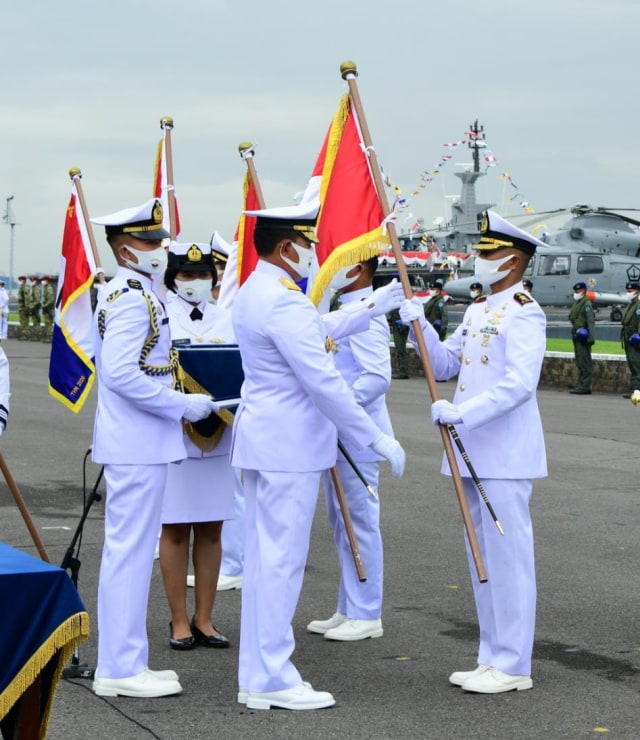 ﻿﻿Kepala Staf TNI AL, Laksamana TNI Yudo Margono, menyerahkan bendera Lanal Teladan kepada Danlanal TBK, Letkol Laut (P) Maswedi. Foto: Istimewa