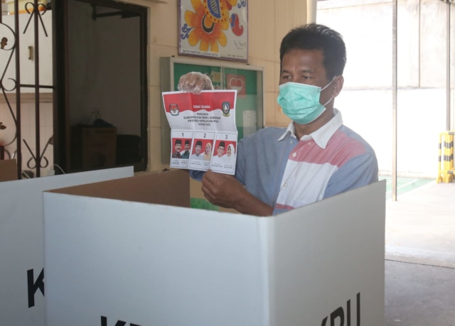 ﻿﻿Wali Kota Batam, Muhammad Rudi, menunjukan kertas surat suara sebelum dilakukan pencoblosan. Foto: Rega/kepripedia.com