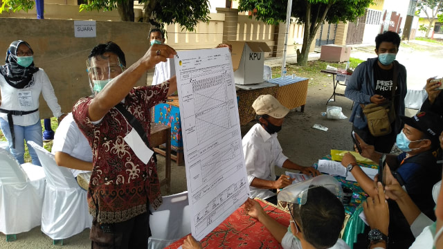 Petugas KPPS menunjukkan hasil perhitungan suara di TPS tempat Akhyar Nasution mencoblos. Foto: Sumut News.