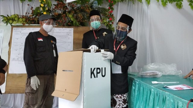 Petugas KPPS saat melakukan perhitungan suara di TPS 09 Lempongsari, Semarang. Foto: Dok. Istimewa