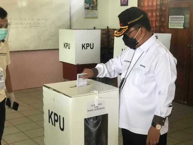 ﻿﻿﻿Sekretaris Daerah Provinsi (Sekdaprov) Kepri, TS Arif Fadillah, memasukan surat suara ke dalam kotak suara. Foto: Ismail/kepripedia.com