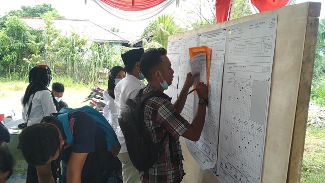 ﻿﻿﻿Proses perhitungan suara di TPS 12, Kelurahan Sungai Lakam Barat, Kecamatan Karimun, Kabupaten Karimun. Foto: Khairul S/kepripedia.com