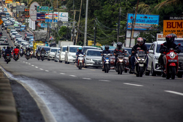 Kemacetan di jalur wisata Puncak, Kabupaten Bogor, Jawa Barat saat libur nasional Pilkada Serentak 2020. Foto: Yulius Satria Wijaya/ANTARA FOTO