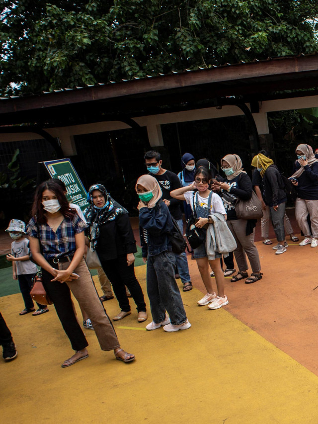 Antrean pengunjung di pintu masuk Dunia Fantasi (Dufan), Taman Impian Jaya Ancol, Jakarta, Rabu (9/12). Foto: Aprilio Akbar/ANTARA FOTO