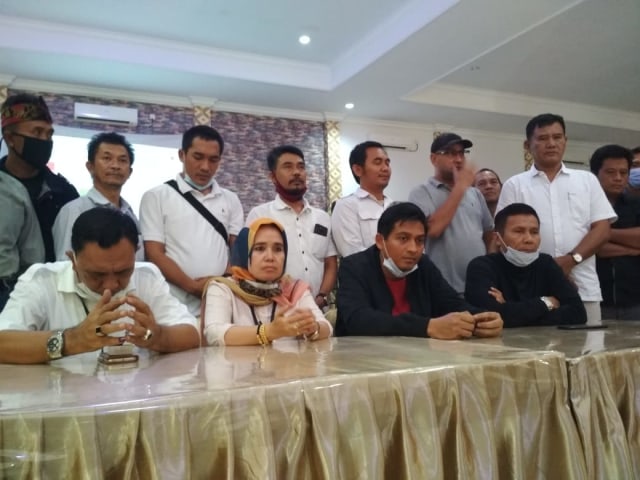 Lucky Hakim (kedua kanan) saat menyampaikan keterangan pers terkait hasil quick count Pilkada Indramayu 2020. (Ciremaitoday)