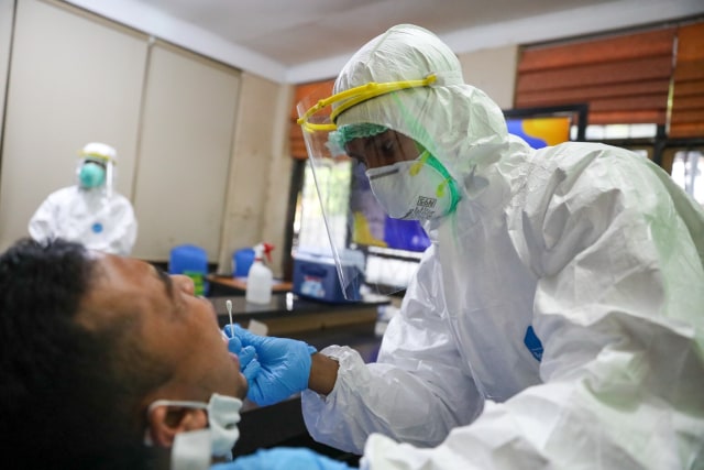 Petugas medis saat mengambil sampel swab test corona di Aceh. Foto: Suparta/acehkini
