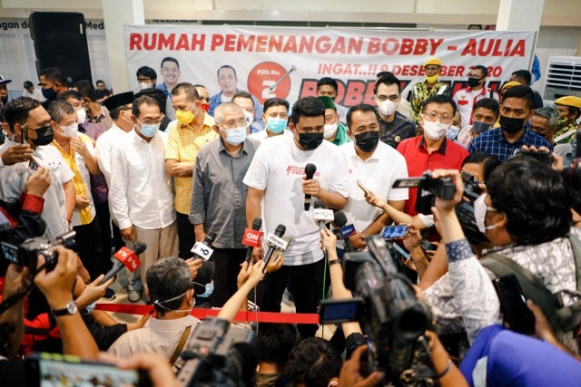 Bobby Nasution dan Aulia Rachman memberikan keterangan kepada awak media. Foto: Sumut News.