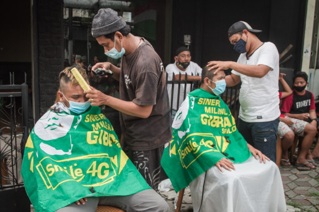Aksi cukur gundul di posko kawasan Jalan Gajah Mada Solo, Rabu (9/12)