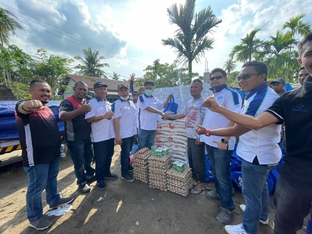 Pengurus IMBI Aceh Menyerahkan paket bantuan sembako kepada korban banjir Aceh Utara, Rabu (9/12/2020). | Fadel Aziz Pase - Kumparan.com