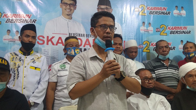 ﻿﻿Calon Bupati Karimun, Iskandarsyah, mengumumkan kemenangannya pada Pilkada Karimun 2020 di kantor DPD PKS Kabupaten Karimun. Foto: Khairul S/kepripedia.com
