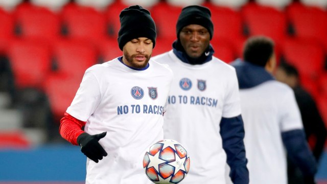 Pemain Paris St Germain Neymar (kiri) mengenakan kaos anti-rasialisme saat pemanasan sebelum pertandingan, di Parc des Princes, Paris, Prancis, Kamis (10/12) WIB. Foto: Charles Platiau/REUTERS