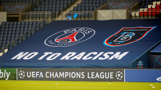 Bendera anti-rasisme di dalam stadion sebelum pertandingan Paris St Germain vs Istanbul Basaksehir di Parc des Princes, Paris, Prancis,   Kamis (10/12) WIB. Foto: Charles Platiau/REUTERS
