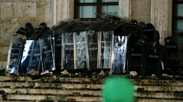 Demonstrasi Merebak Usai Polisi Tembak Mati Pelanggar Jam Malam di Albania (655410)