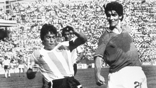 Pemain Italia Paolo Rossi (kanan) selama pertandingan sepak bola putaran kedua Piala Dunia antara Italia vs Argentina 29 Juni 1982 Foto: AFP