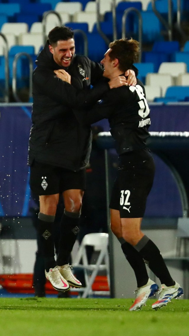 Para pemain Borussia Moenchengladbach (Gladbach) berselebrasi usai lolos ke babak sistem gugur setelah pertandingan di Estadio Alfredo Di Stefano, Madrid, Spanyol, Kamis (10/12). Foto: Sergio Perez/REUTERS