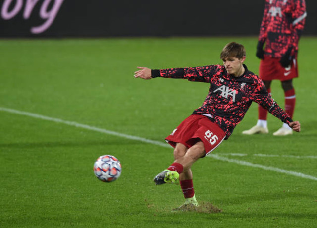 Leighton Clarkson sedang melakukan sesi pemanasan jelang laga melawan Midtjylland pada lanjutan Liga Champions. Foto: John Powell/Liverpool FC via Getty Images