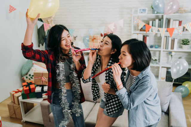 Kegiatan untuk sambut tahun baru di rumah aja. Foto: Shutterstock. 