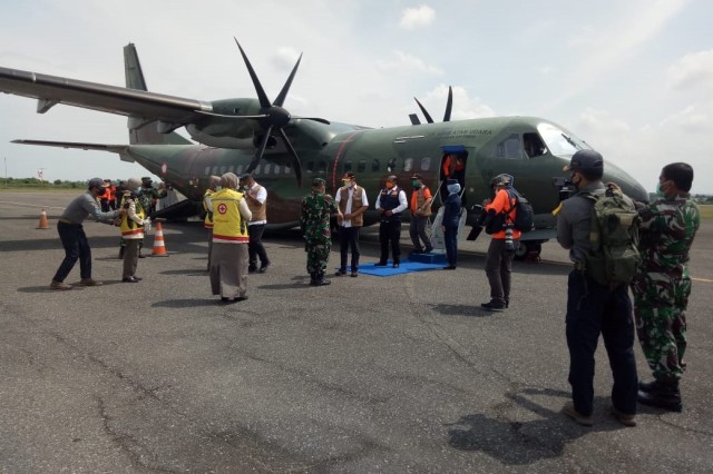 Kepala BNPB Doni Monardo bersama rombongan setiba di Aceh melalui Bandara Malikus Saleh untuk mengunjungi pengungsi banjir di Lhoksukon. Foto: Dok. Laung/TNI