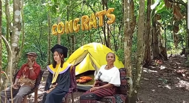 Mahasiswi Undana Kupang, Katarina Oa Jebe saat mengikuti upacara wisuda di lahan perkebunan, Kamis (20/12/2020). Foto: istimewa.