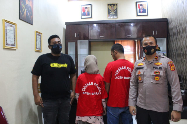 Kakak-adik kini harus mendekam di sel tahanan Mapolsek Meureubo karena mengamuk dengan memecahkan jendela kantor dan kaca mobil dinas Ketua Mahkamah Syar'iyah Meulaboh, Aceh Barat. Foto: Dok. Polsek Meureubo