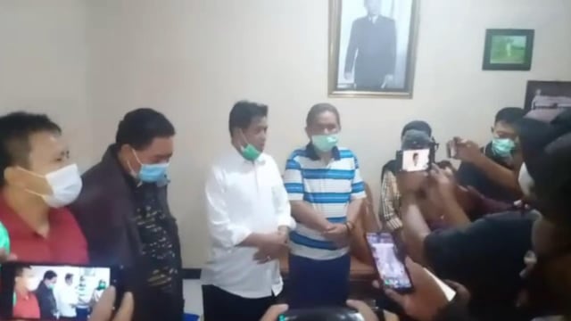 Ketua DPC PDI Perjuangan Kabupaten Pemalang, Junaedi (berbaju putih) menyampaikan pernyataan terkaot hasil Pilkada Pemalang di rumah calon bupati (Cabup) Agus Sukoco. (Foto: Istimewa)