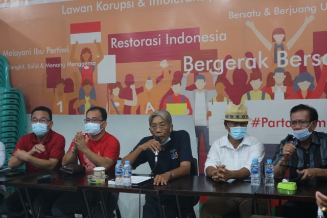 Paslon Jarot Winarno-Sudiyanto mengumumkan keunggulan perolehan suara pada Pilkada Sintang tahun 2020, Kamis 10 Desember 2020 di Posko Koalisi Adil Bersatu, Jalan Lintas Melawi. (Foto: Yusrizal/Hi! Pontianak)
