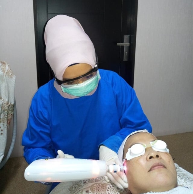 SEORANG pasien sedang menjalani perawatan kesehatan kulit di Klinik milik Dokter Spesialis Kulit dan Kelamin, Tengku Syarifah Dessi Indah Sari Assegaf. 