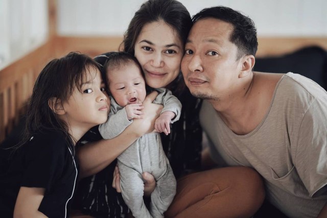 Keluarga Ringgo Agus Rahman dan Sabai Morscheck. Foto: Instagram/@ringgoagus