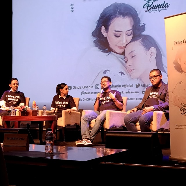 Gadis sebelas tahun bernama Dinda Ghania memberikan kado ulang tahunnya kepada ibunya melalui sebuah lagu yang berjudul I Love You Bunda