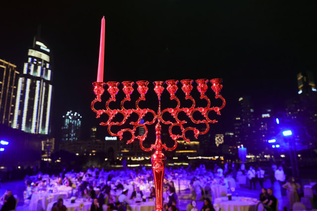 Suasana perayaan Hanukkah, festival cahaya Yahudi, di Dubai, Uni Emirat Arab, Kamis (10/12). Foto: Christopher Pike/REUTERS
