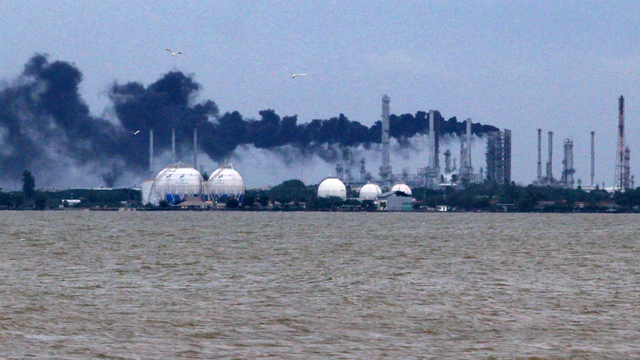 Asap pekat membubung dari salah satu cerobong di kawasan Pertamina RU VI Balongan, Indramayu. Foto: ANTARA FOTO/Dedhez Anggara