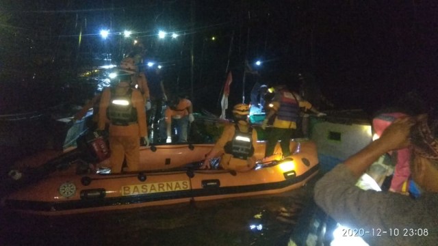 Proses evakuasi jasad nelayan udang yang dikabarkan hilang di Bangka Barat. (Ist)