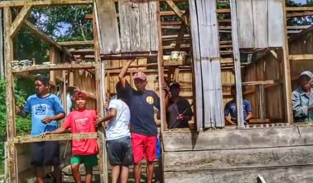 Keterangan foto: Rumah milik Albertus Poing, warga Desa Lante yang dibongkar karena beda pilihan politik Pilkada Manggarai, 9 Desember 2020. Foto: Engkos Pahing.