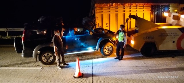 Petugas menderek mobil Ford usai menambrak truk di Tol Medan-Tebing Tinggi. Foto: Dok. Istimewa