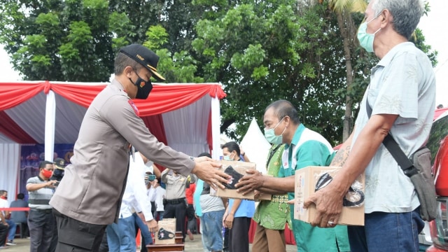 Korlantas bagikan 9.500 sembako untuk komunitas opang hingga sopir angkot di Bintaro. Foto: Korlantas Polri