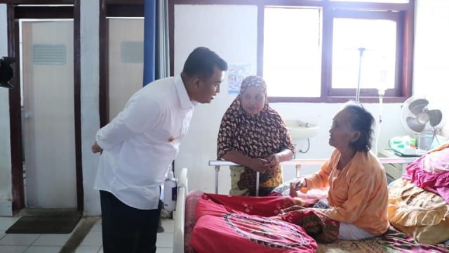 Bupati Dharmasraya Sutan Riska Tuanku Kerajaan bertemu dengan pasien lansia di RSUD. Foto: Pemkab Dharmasraya