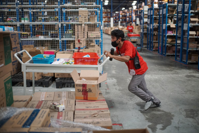 Aktivitas pekerja di Warehouse JD.ID di Marunda, Kabupaten Bekasi, Jumat (11/12). Foto: Iqbal Firdaus/kumparan