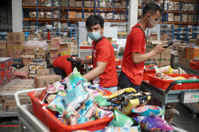Pekerja merapikan pesanan di Warehouse JD.ID di Marunda, Kabupaten Bekasi, Jumat (11/12). Foto: Iqbal Firdaus/kumparan