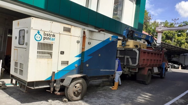 Pihak PLN menyediakan generator listrik di depan kantor KPU untuk memastikan tidak ada kendala kelistrikan saat pelaksanaan Pilkada Serentak 2020