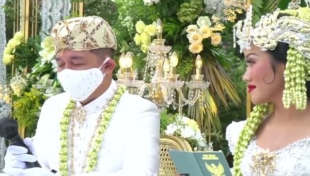 Yura Yunita dan Donne Maula resmi menikah. Foto: Live Instagram Yura Yunita
