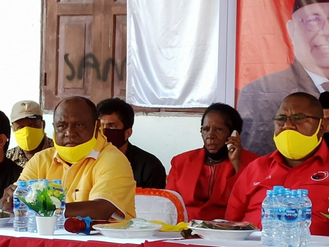 Ketua Tim Pemenangan SAMSON, Jefries Kewetare (baju kuning) Mendampingi Calon bupati Samsudin Anggiluli saat jumpa pers