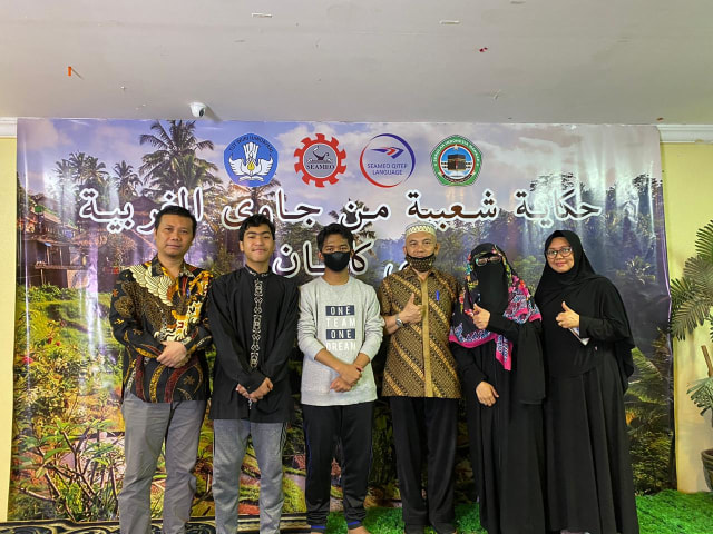Dua siswa di Sekolah Indonesia Makkah (SIM) Sabet Juara 1 Storytelling Competition Tingkat Asean.  Foto: Dok KBRI Riyadh