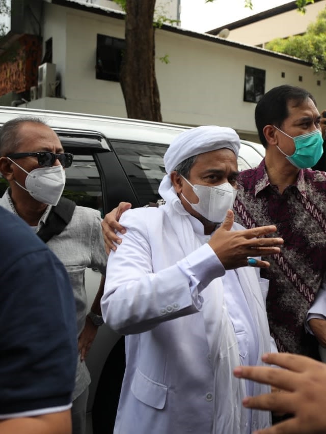 Habib Rizieq Syihab saat tiba di Polda Metro Jaya untuk menjalani pemeriksaan. Foto: Aditia Noviansyah/kumparan