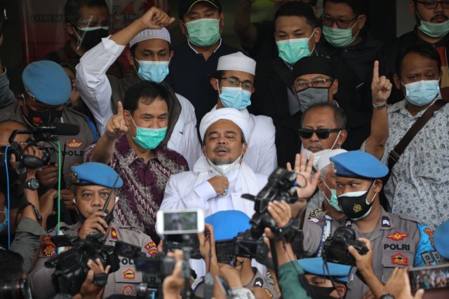 Habib Rizieq Syihab saat memberikan keterangan kepada wartawan di Polda Metro Jaya sebelum menjalani pemeriksaan, Sabtu (12/12). Foto: Aditia Noviansyah/kumparan