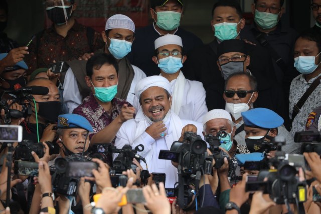 Habib Rizieq Syihab saat memberikan keterangan kepada wartawan di Polda Metro Jaya sebelum menjalani pemeriksaan, Sabtu (12/12). Foto: Aditia Noviansyah/kumparan