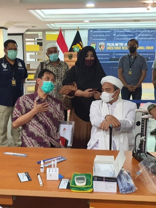 Habib Rizieq Syihab diswab antigen sebelum menjalani pemeriksaan di Polda Metro Jaya. Foto: Dok. Istimewa