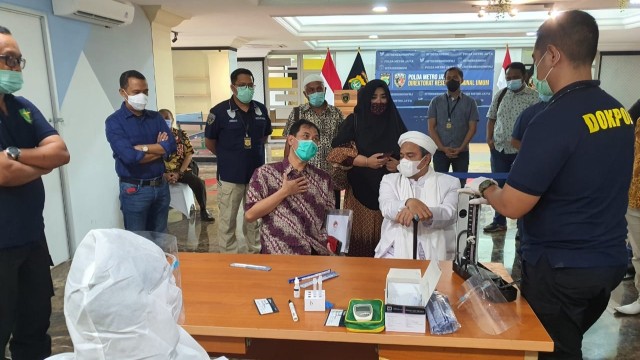 Habib Rizieq Syihab diswab antigen sebelum menjalani pemeriksaan di Polda Metro Jaya. Foto: Dok. Istimewa