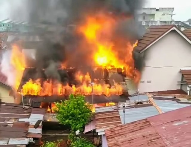 Kebakaran sebuah rumah kontrakan di Palembang yang menyebabkan seorang korban meninggal dunia. (foto: istimewa)